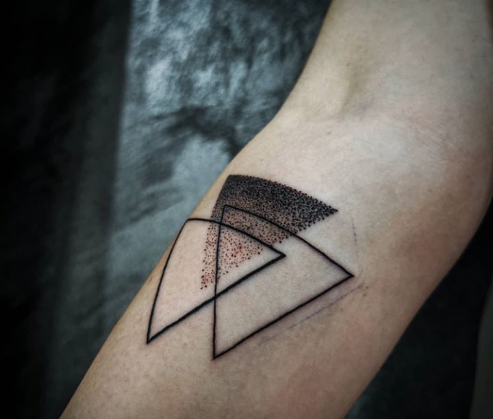 мужское легкое тату на руке геометрия