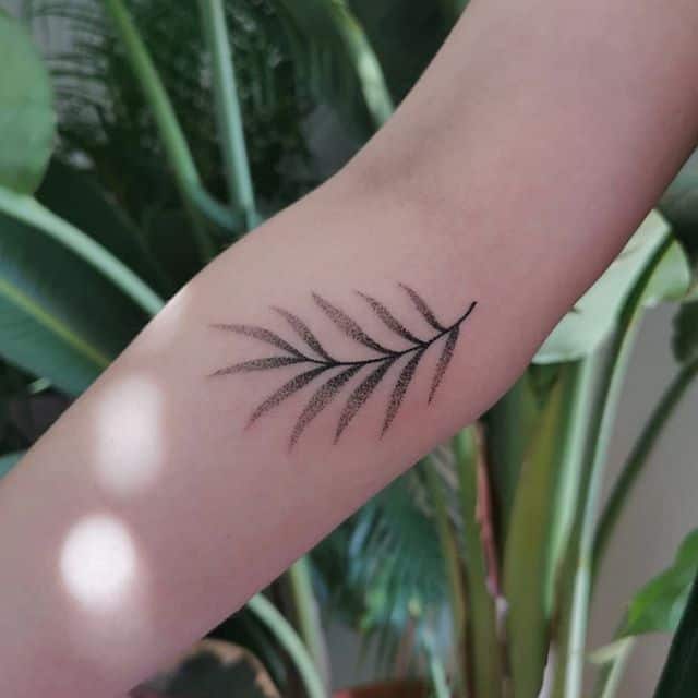 легкое тату на руке веточка
