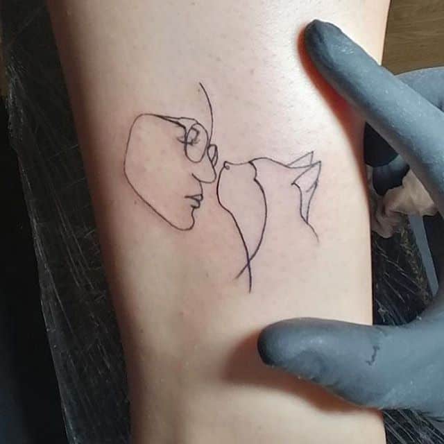 легкое тату на руке лицо и кот