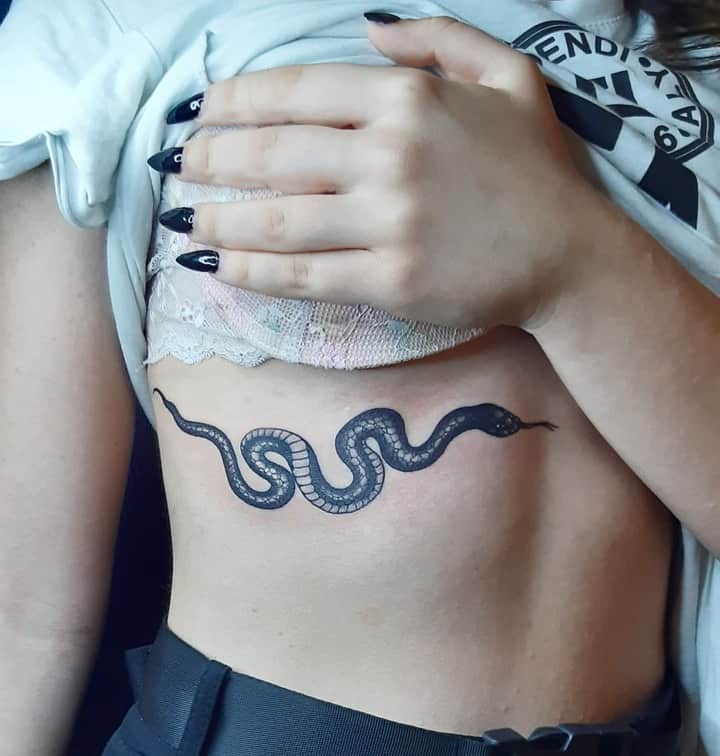 тату на талии змея
