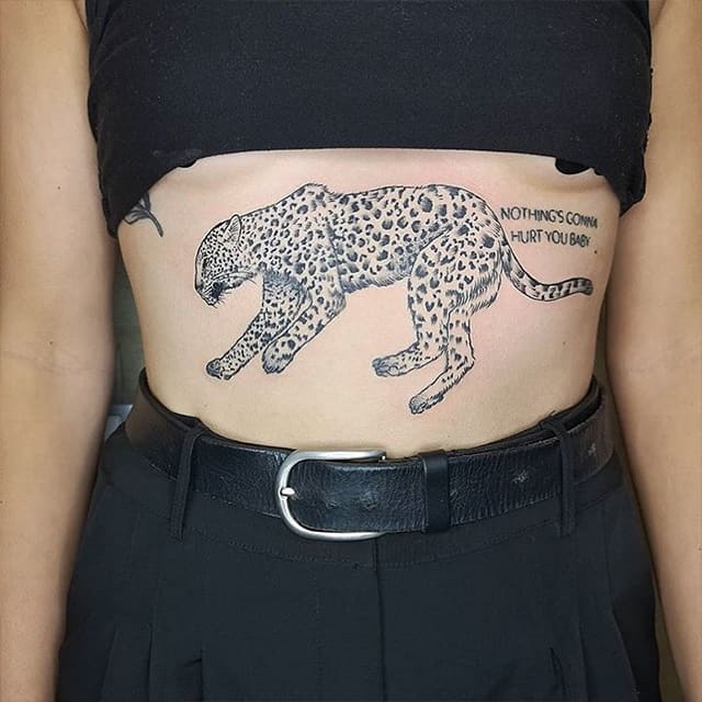 тату на талии леопард