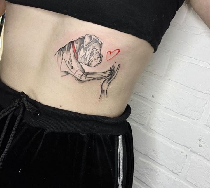 тату на талии собачка