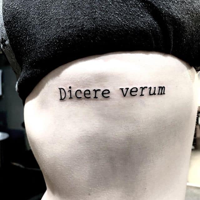 тату надпись на латыни на ребрах