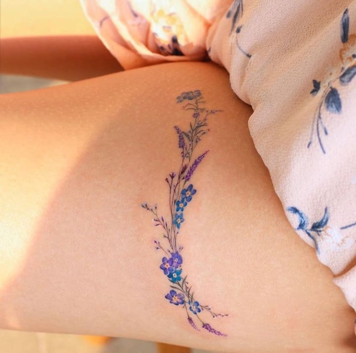 Незабудка тату на бедре