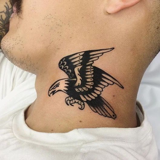 черно белое тату олд скул на шее