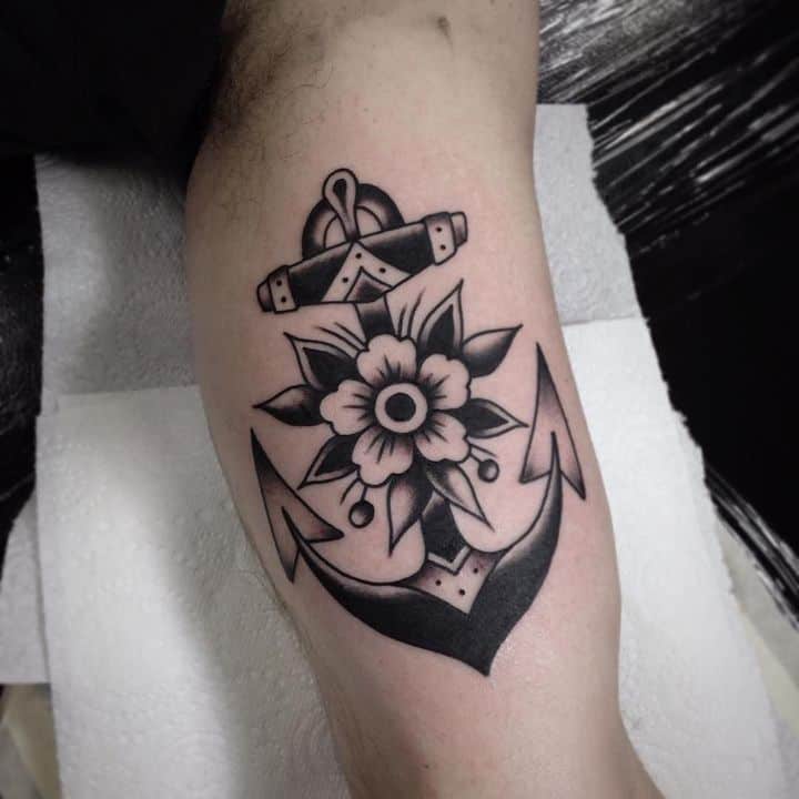 черно белое тату олд скул якорь