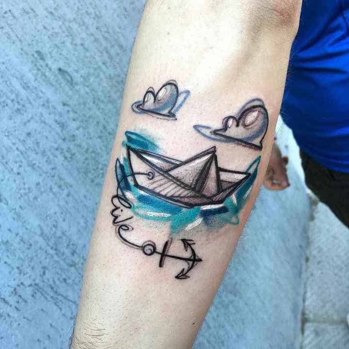 тату бумажный кораблик на руке