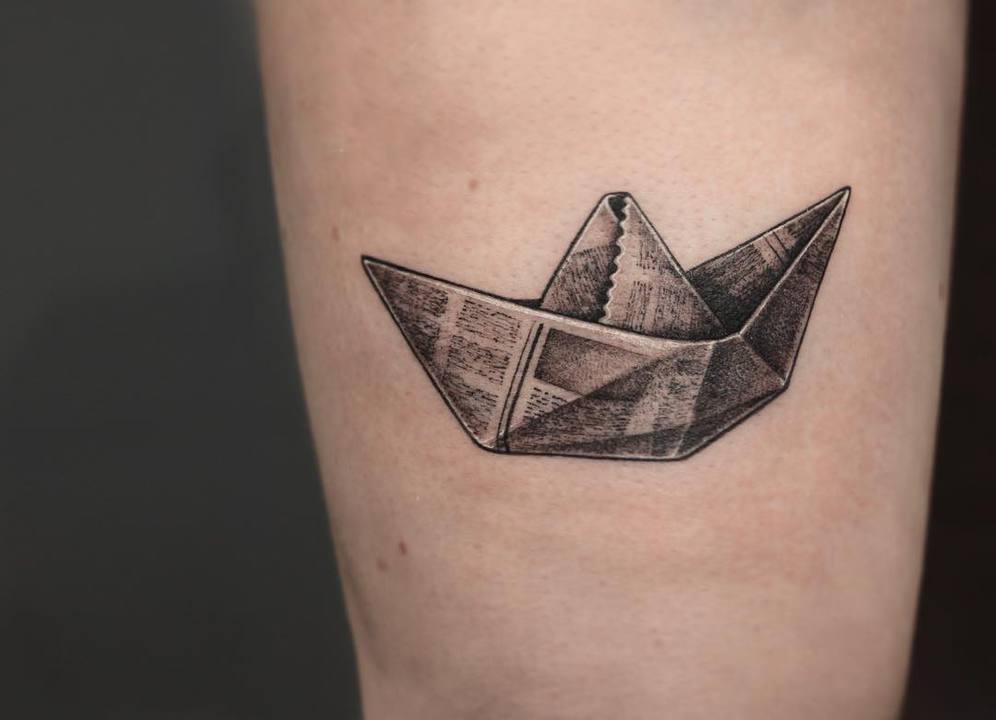 тату бумажный кораблик чб