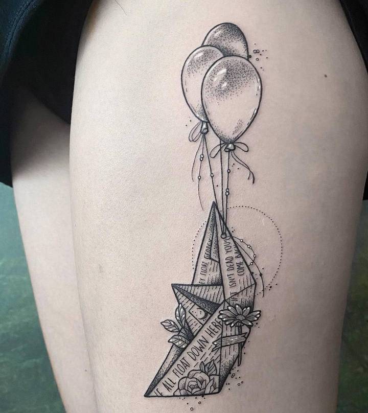 тату бумажный кораблик на бедре