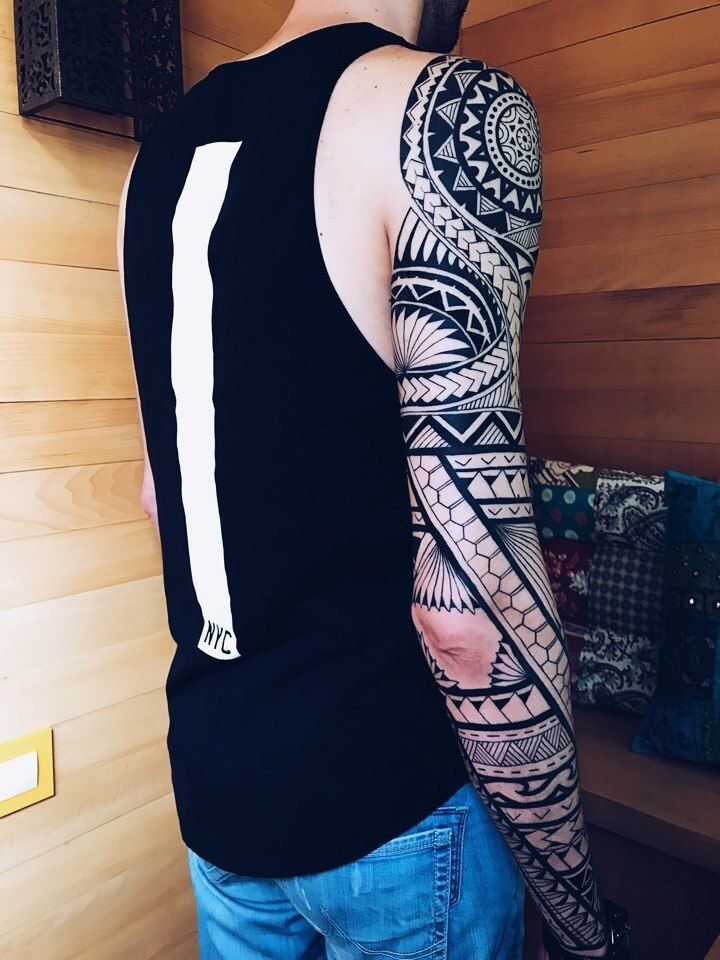 рукав полинезия тату сзади