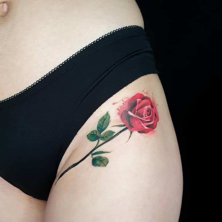 тату роза на бедре цветное