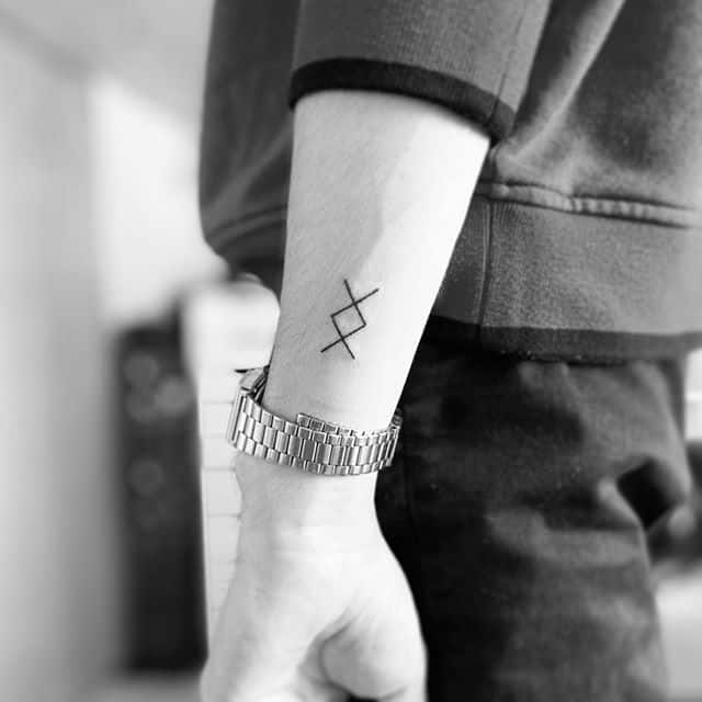 мужское легкое тату на руке руны