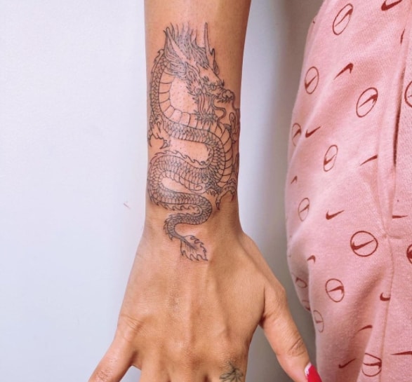 дракон минимализм тату на руке