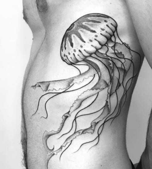 мужское тату на ребрах медуза