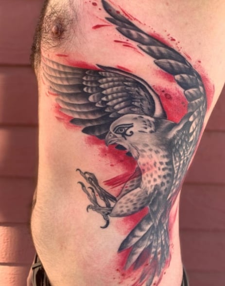 мужское тату на ребрах птица