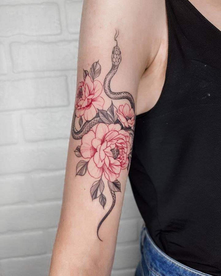 тату змея на руке с розой