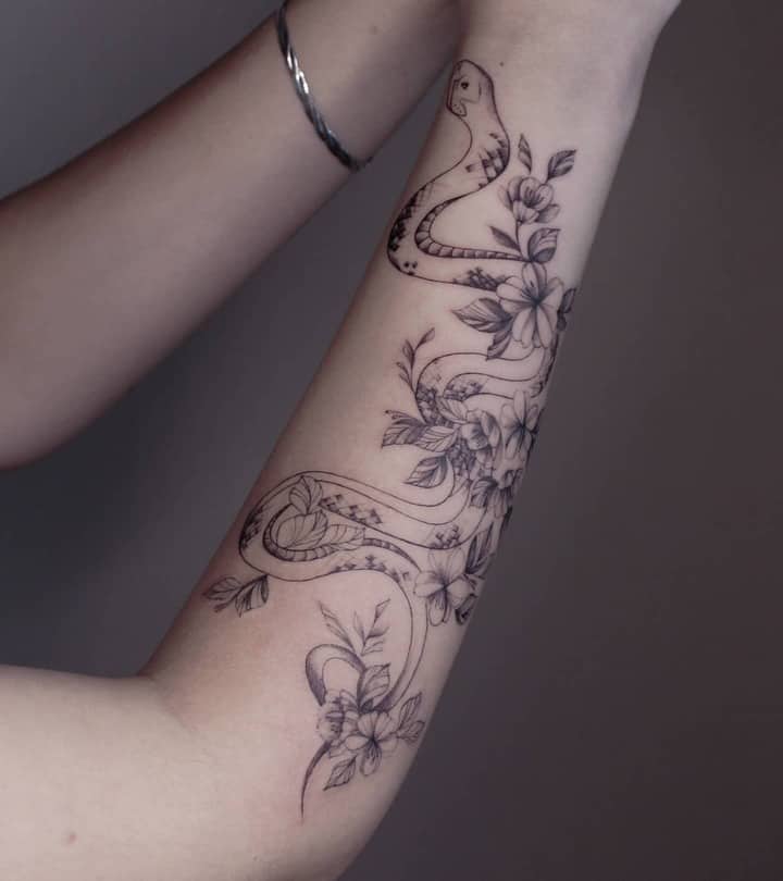 тату змея на предплечье
