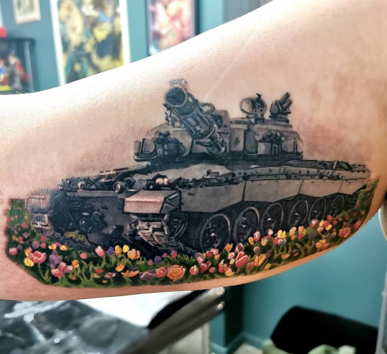 тату танк с цветами