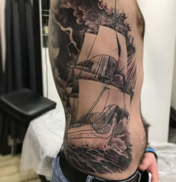 мужское тату на ребрах корабль