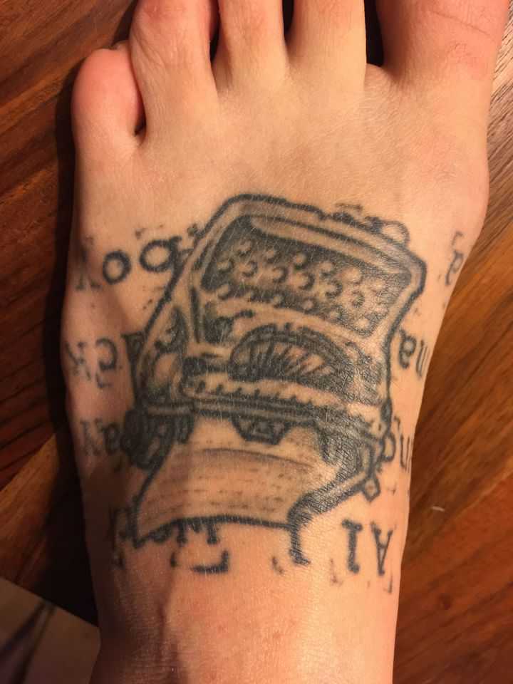 перманентные тату на ноге