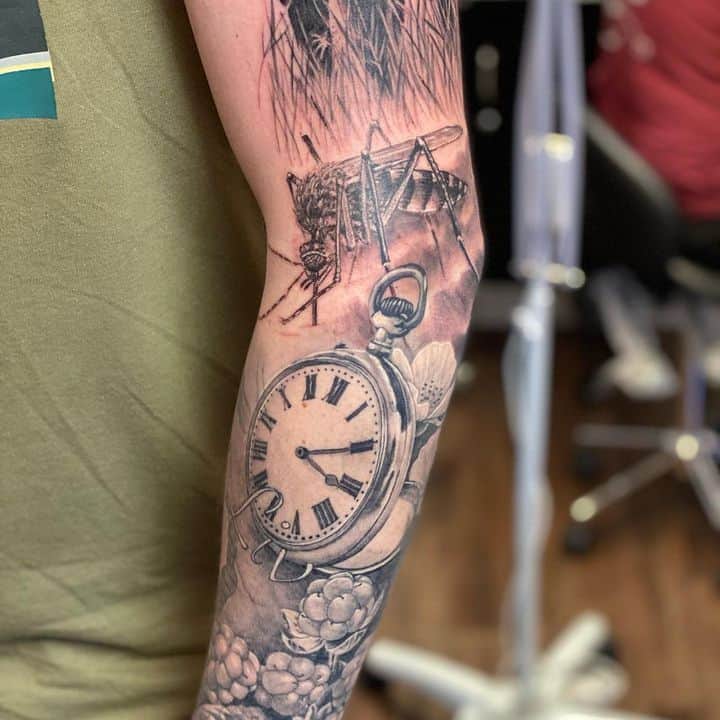 комар тату реализм