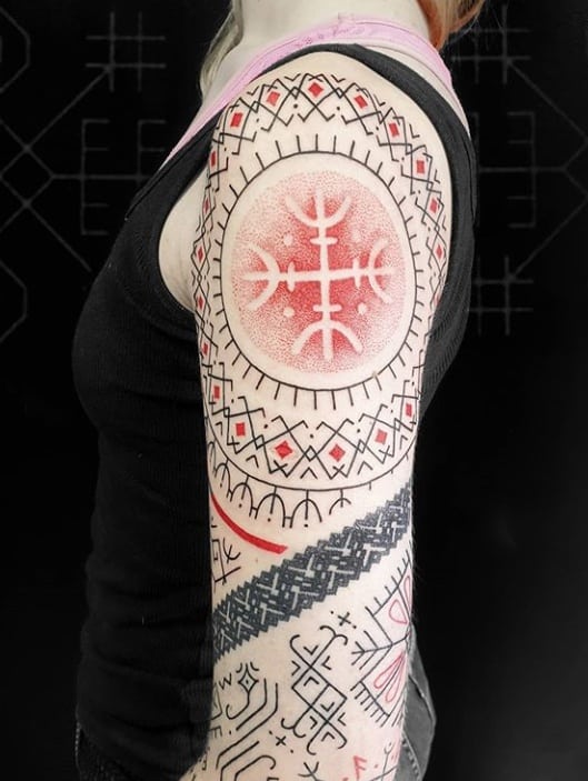 орнаментал тату на плече