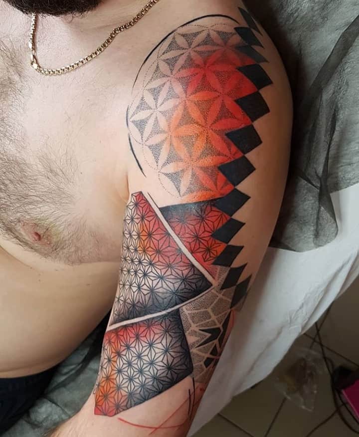 орнаментал тату с красным