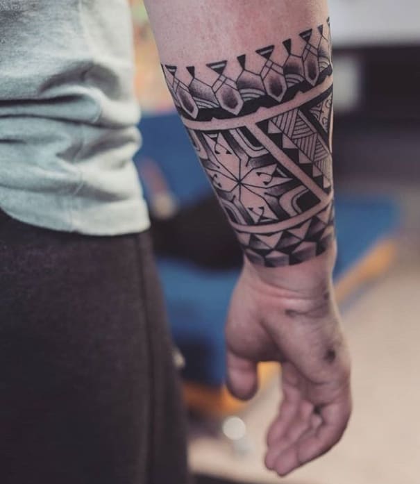 орнаментал тату на руке