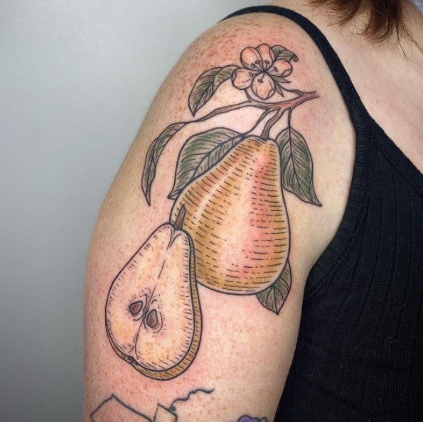 тату груша на плече