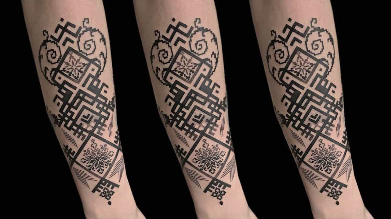 тату украинский орнамент черный