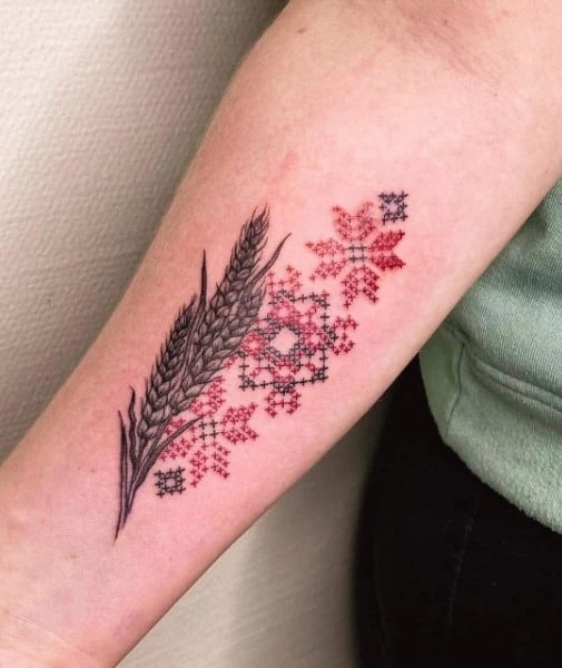 тату украинский орнамент с колосом