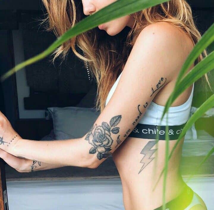 тату Нади Дорофеевой на талии