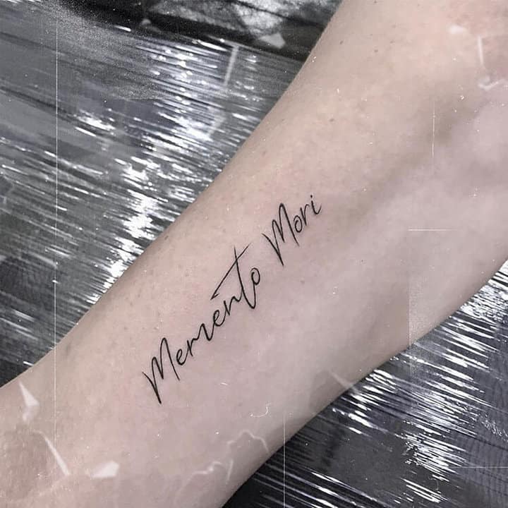 Значение memento mori тату