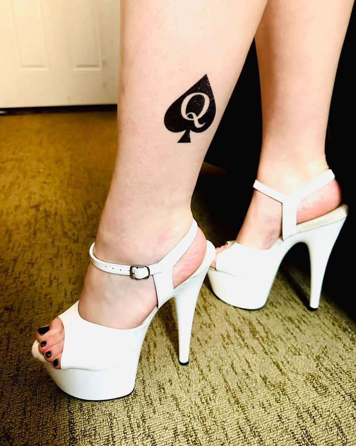 тату позначка масті та букву Q
