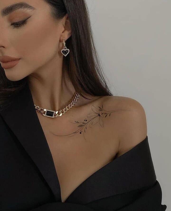 татуювання на ключиці для жінки
