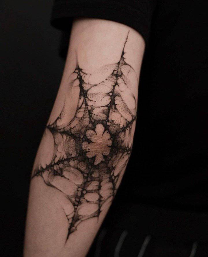 павутина на лікті тату