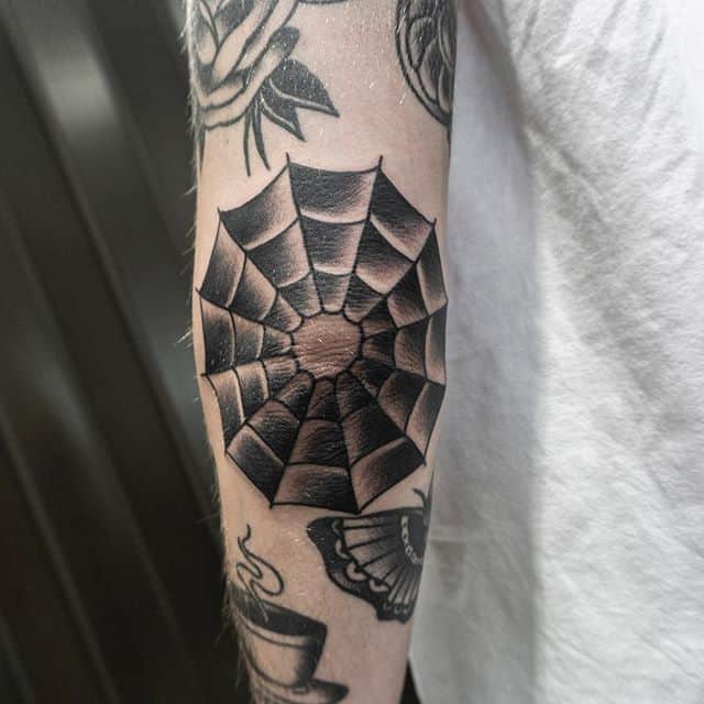 тату на лікті павутина
