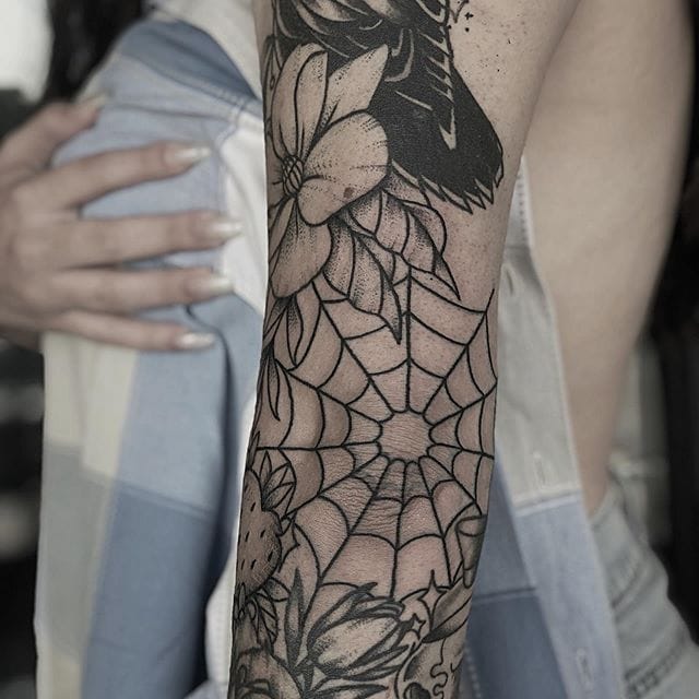 павутина на лікті тату