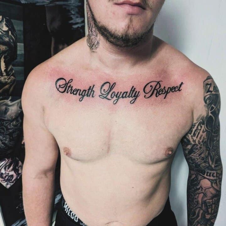 напис тату на ключицях чоловічий