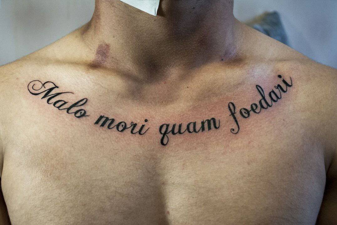 тату для чоловіків на ключиці