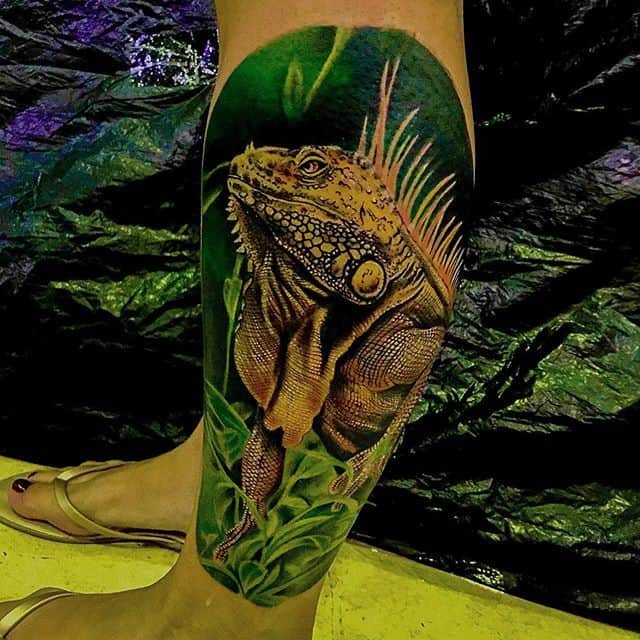 игуана тату на ноге