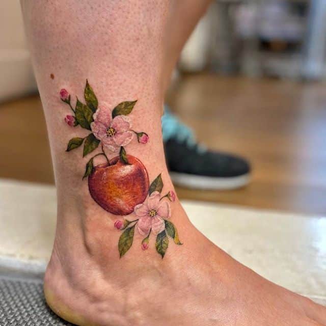 яблоко тату на ноге