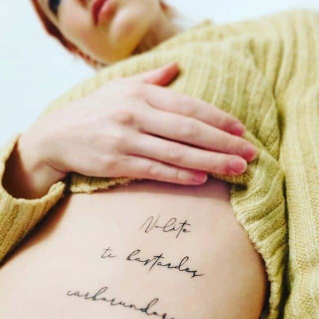 Тату надпись на животе