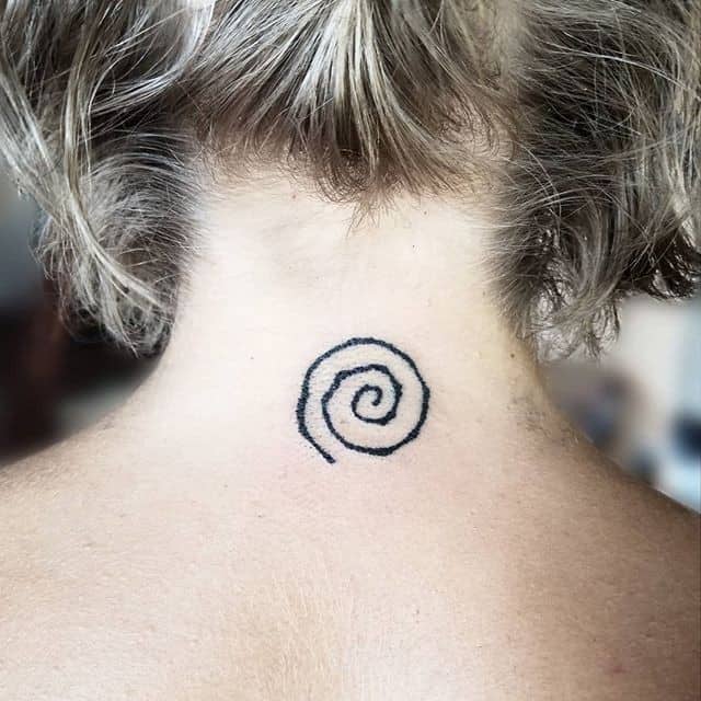 тату спираль на шее
