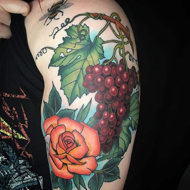 Тату виноград на плече