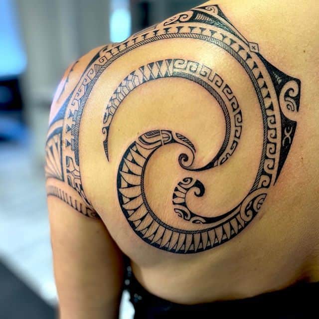 тату маори женская