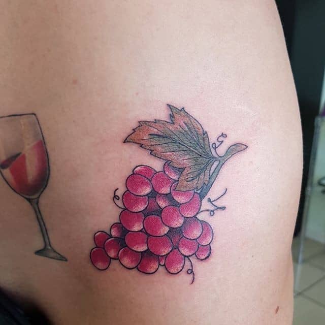 Тату виноград и вино