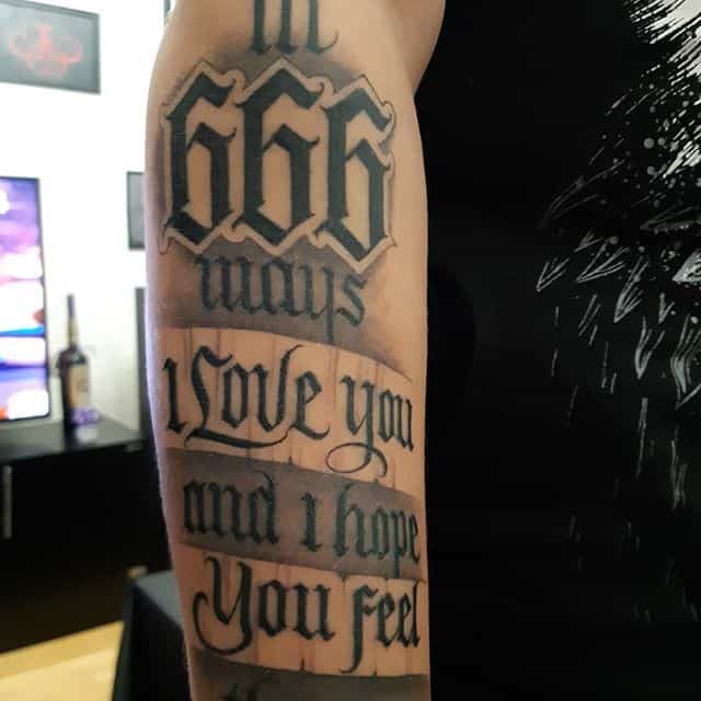 Тату надписей готика