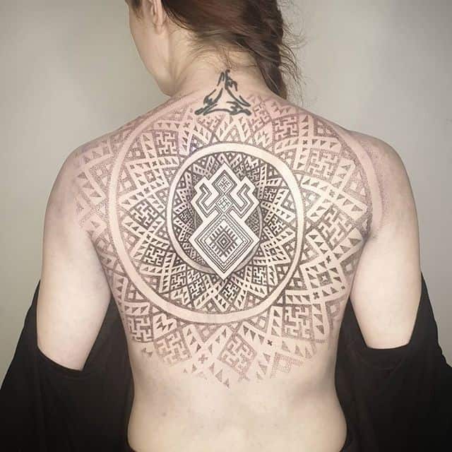 тату спираль на спине