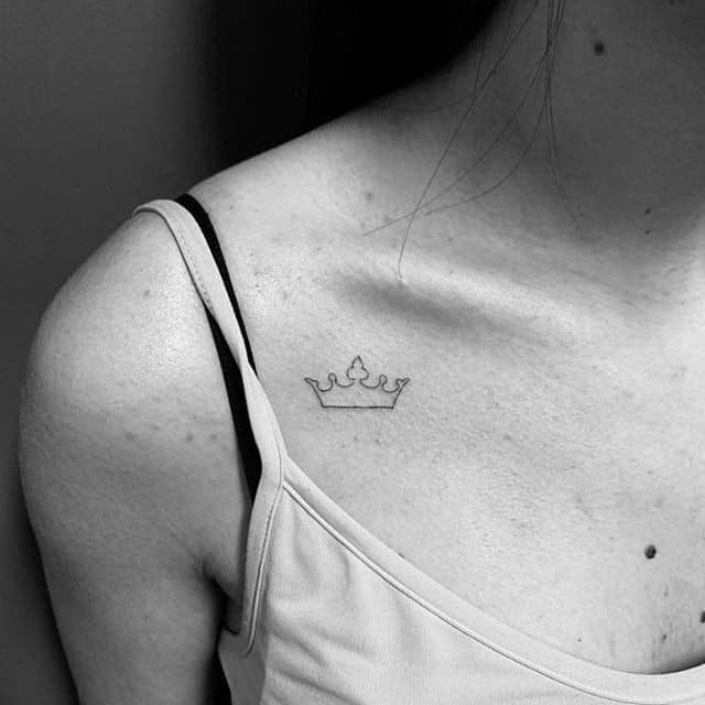тату с короной на плече